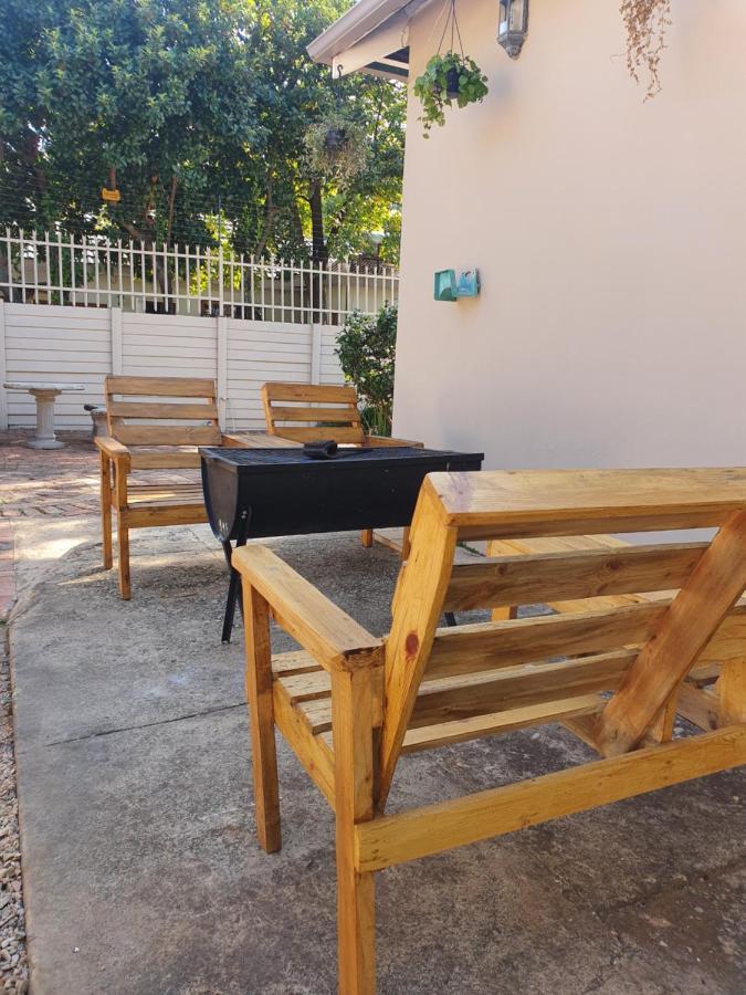 Birchway'S Backpackers Hostel Pretoria Bagian luar foto