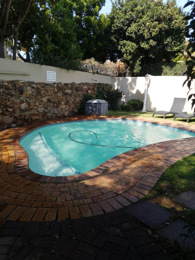 Birchway'S Backpackers Hostel Pretoria Bagian luar foto