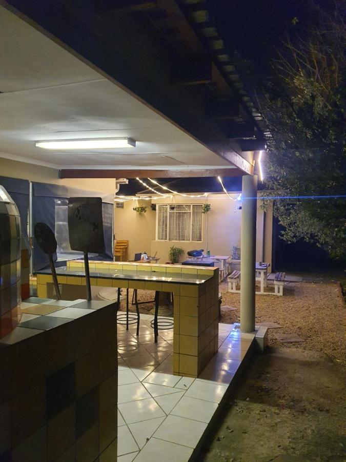 Birchway'S Backpackers Hostel Pretoria Bagian luar foto